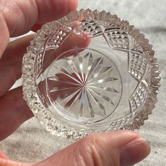Ornate cut glass open salt dish. - Picture 4 of 7